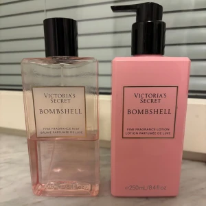 Victoria's Secret Bombshell duo - Set med VS Bombshell Fragrance Mist och Lotion, båda 250 ml🌸. Ungefär lika mycket motion kvar som mist. Går inte att köpa i Sverige längre🥲