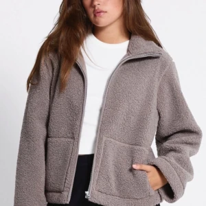 Beige teddyjacka  - Beige/brun teddyjacka från lager 157. Använd några enstaka gånger å ser ut som helt ny. Pris går att diskuteras.