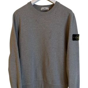 Stone island  - Stone island crewneck storlek M. Skick 8/10 pris 1099kr finns att köpa på våran hemsida, Fashionels.com