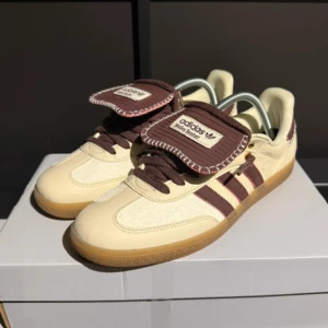 Adidas samba x wales bonner - Adidas Samba X Wales bonner sneakers i cremefärg och brunt. Grymt skick i storlek 42 2/3. Säljes pga för små.