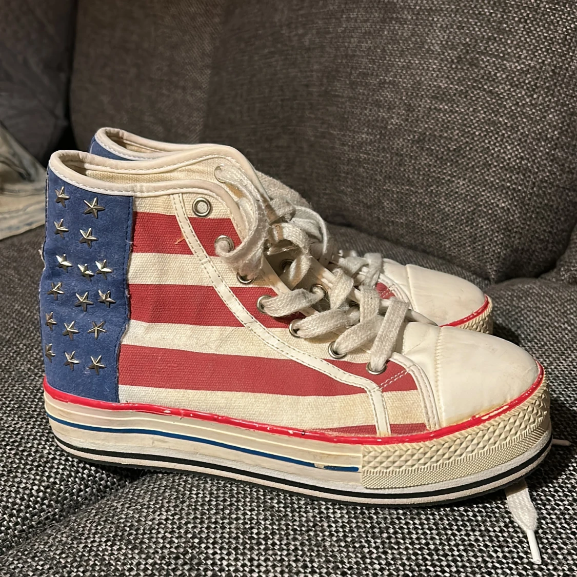 Höga sneakers med USA-flagga och nitar - 2