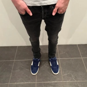 Dondup jeans - Tja! Säljer nu dessa feta dondup Jeans i storlek W35-34! Jeansen är i fint skick! Jeansen är i modellen George skinny fit, passar w34! Skriv vid frågor eller bilder! Vid snabbaffär=bättre pris!