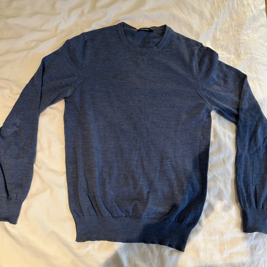 Blå stickad tröja från J.Lindeberg