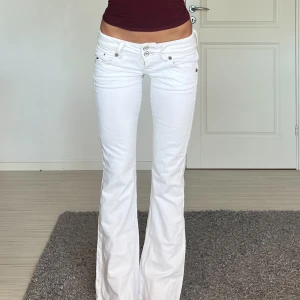 Tommy jeans - Midjemått: 36cm rakt över, innerbenslängd: 76cm 💗