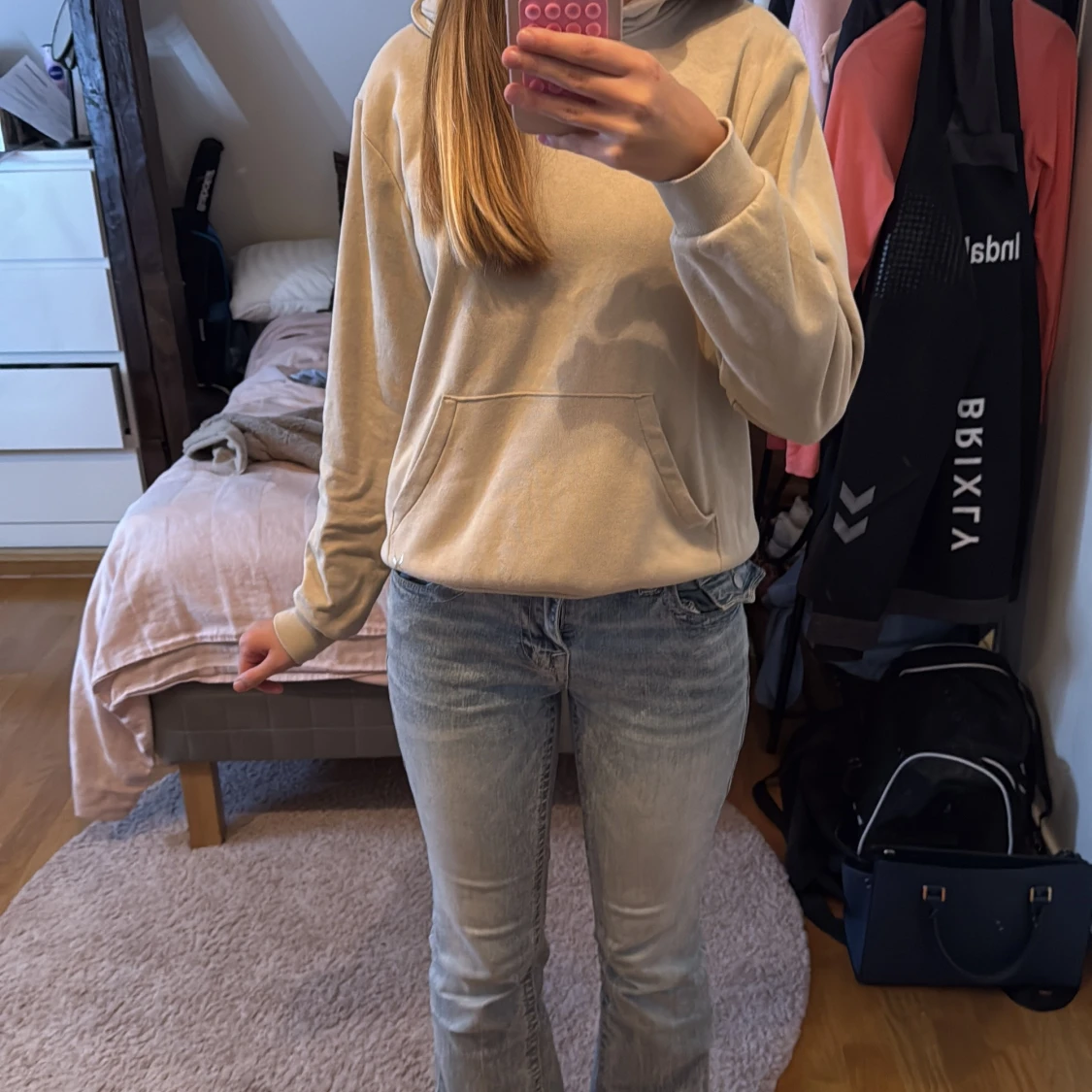 Beige hoodie med huva och ficka