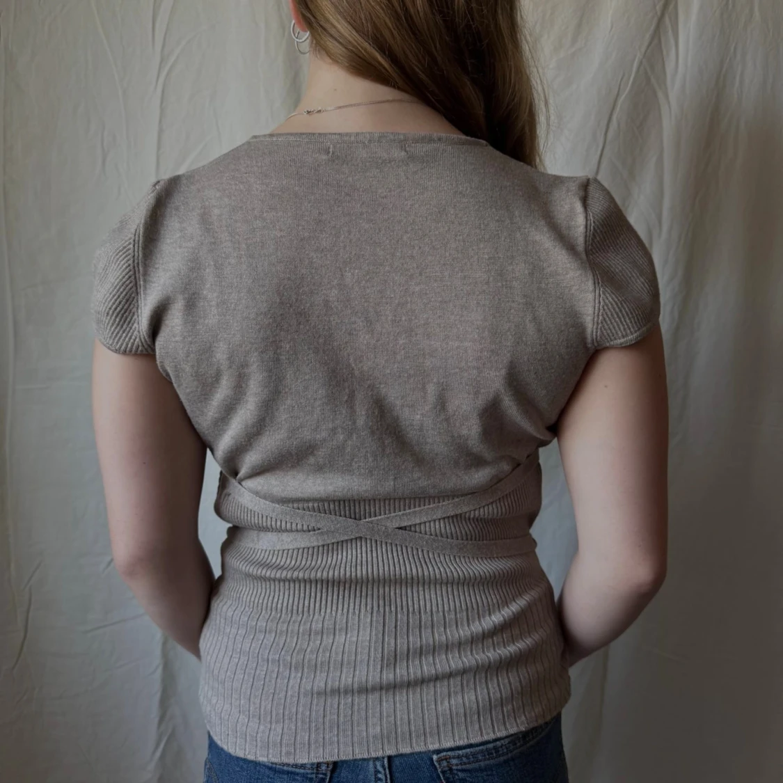 Beige omlottopp med knyt - 1