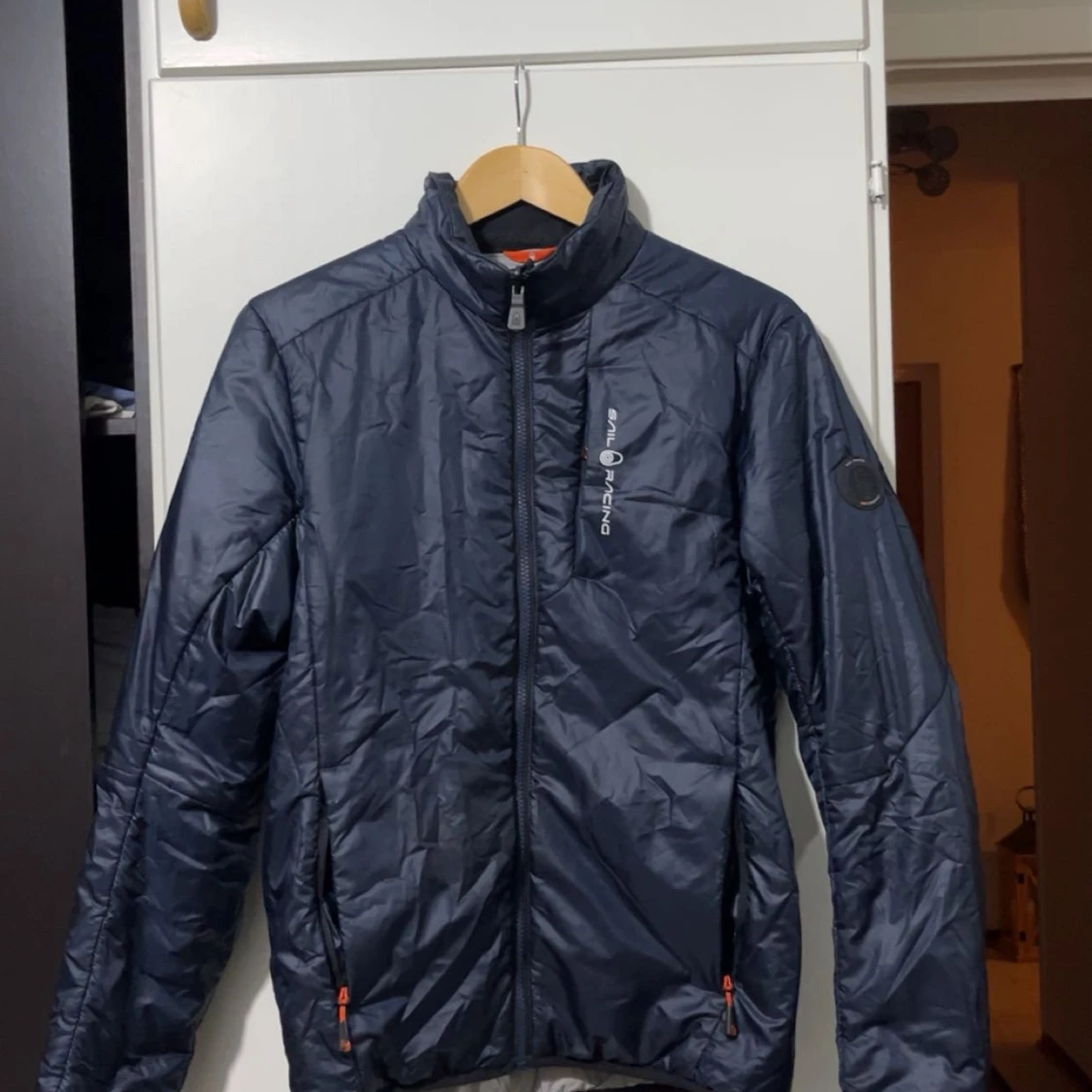 Marinblå pufferjacka från Sail Racing