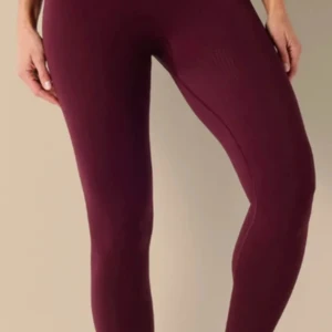 Vinröda leggings från Newbody - Snygga vinröda leggings från Newbody i storlek S. De är tillverkade av mjukt och stretchigt material med hög midja som sitter skönt och ger en tight passform. Perfekta för träning.