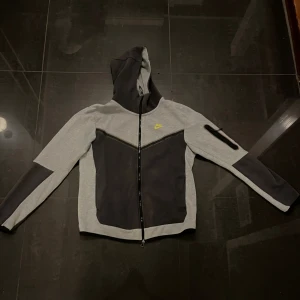 Nike tech hoodie  - Säljer en Nike tech zip hoodie som är i storlek S. Riktigt snygg att ha till gymmet eller när du är ute och springer. Pris kan diskuteras 