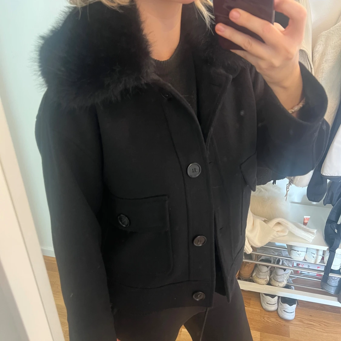 Svart jacka med fuskpäls-krage - 1