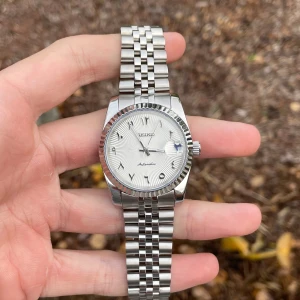 Seiko Arabic Dial - Seiko Arabic Dial Mod automaattikello, jossa on safiirilasi ja laadukas ruostumaton teräs ranneke kokoa 38mm. Kellon koon saa muokattua sopivaksi. Mukaan tulee lisäpaloja.  Kello on täysin uusi. Hinta ei ole kiveen hakattu – ota rohkeasti yhteyttä! VAIHTOJA SAA MYÖS EHDOTTAA!