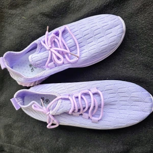 Ljuslila sneakers med mönster - Observera att färgen kanske inte är densamma på grund av kameraeffekten.