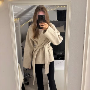 Helt ny kappa - Aldrig använd då jag inte gillar färgen. Storlek XS, från Gina, pris 400:- pris kan diskuteras, vid frågor kontakta mig 🫶🏽