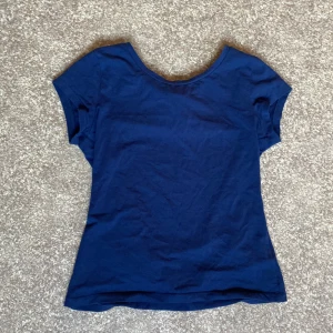 Mörkblå topp från Lindex - En enkel mörkblå topp från Lindex. Är använd men har inga fläckar eller andra defekter. 