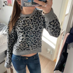 Grå leopardmönstrad stickad tröja - Säljer en grå stickad tröja från Zara med leopard mönster. Super snygg och jätte skön nu till vintern. Super snygg med vilka jeans som helst. Storlek 164/170 men passar folk som vanligtvis har strlk S