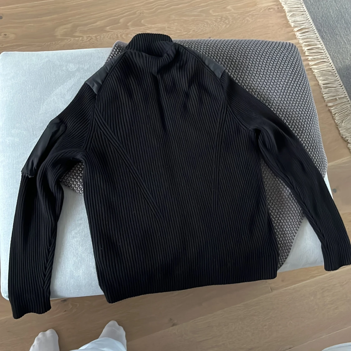 Svart hybridjacka med ribbade ärmar - 1