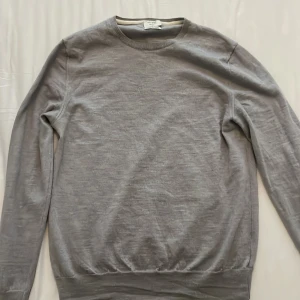 Grå merinotröja Van Gils S - Snygg grå tröja från Van Gils det står storlek L men det är S, tillverkad i superfine merinoull. Klassisk rund hals och ribbade muddar vid ärmslut och nederkant. Perfekt för dig som gillar stilrena och mjuka plagg med skön passform. Priset kan diskuteras 