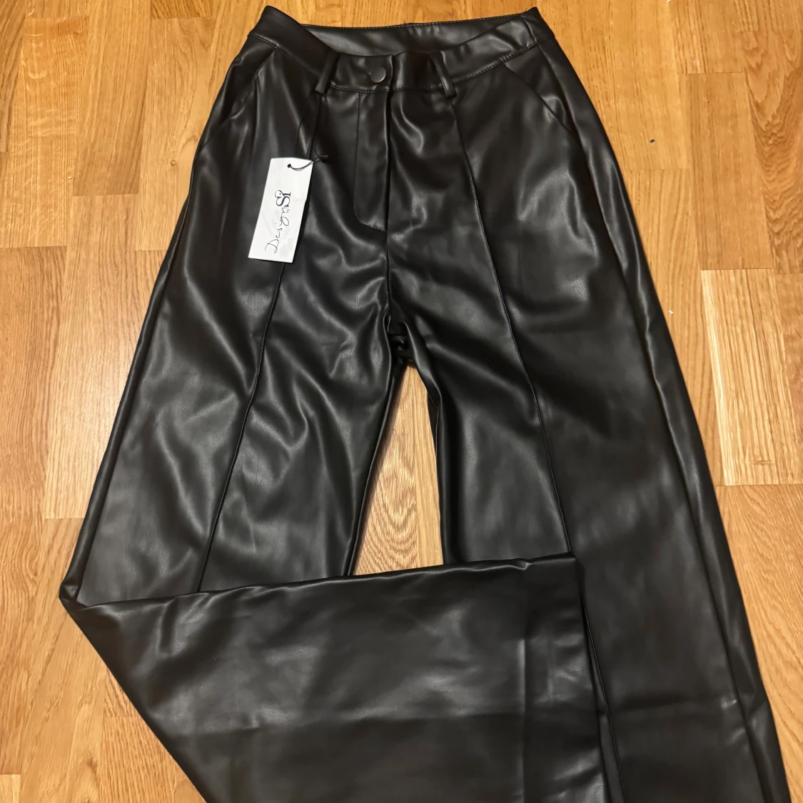 Svarta vida skinnbyxor i XS