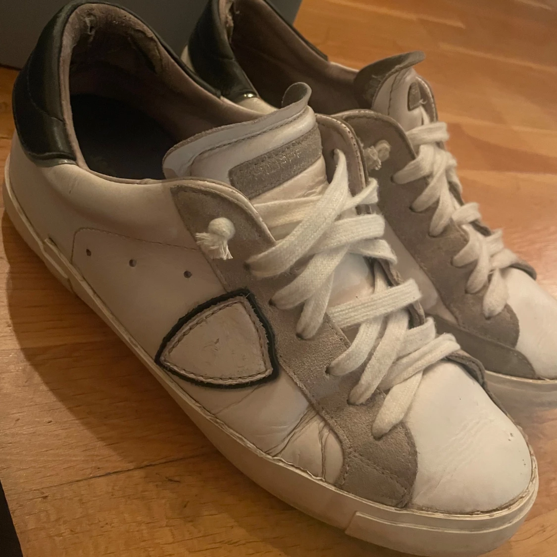 Philippe Model vita sneakers med grå detaljer - 1