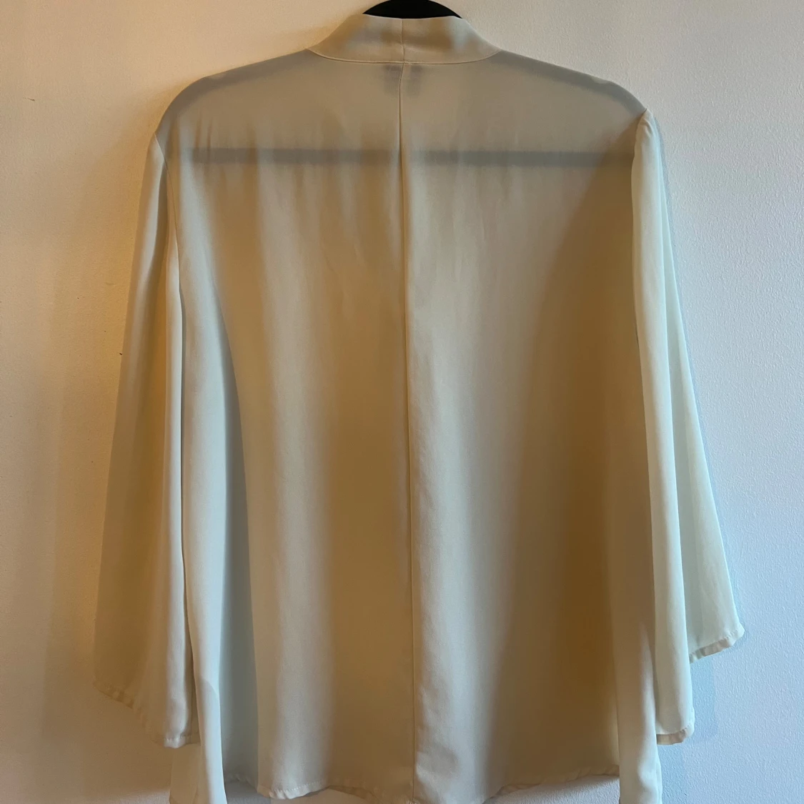 Elegant blus med knytband  - 3