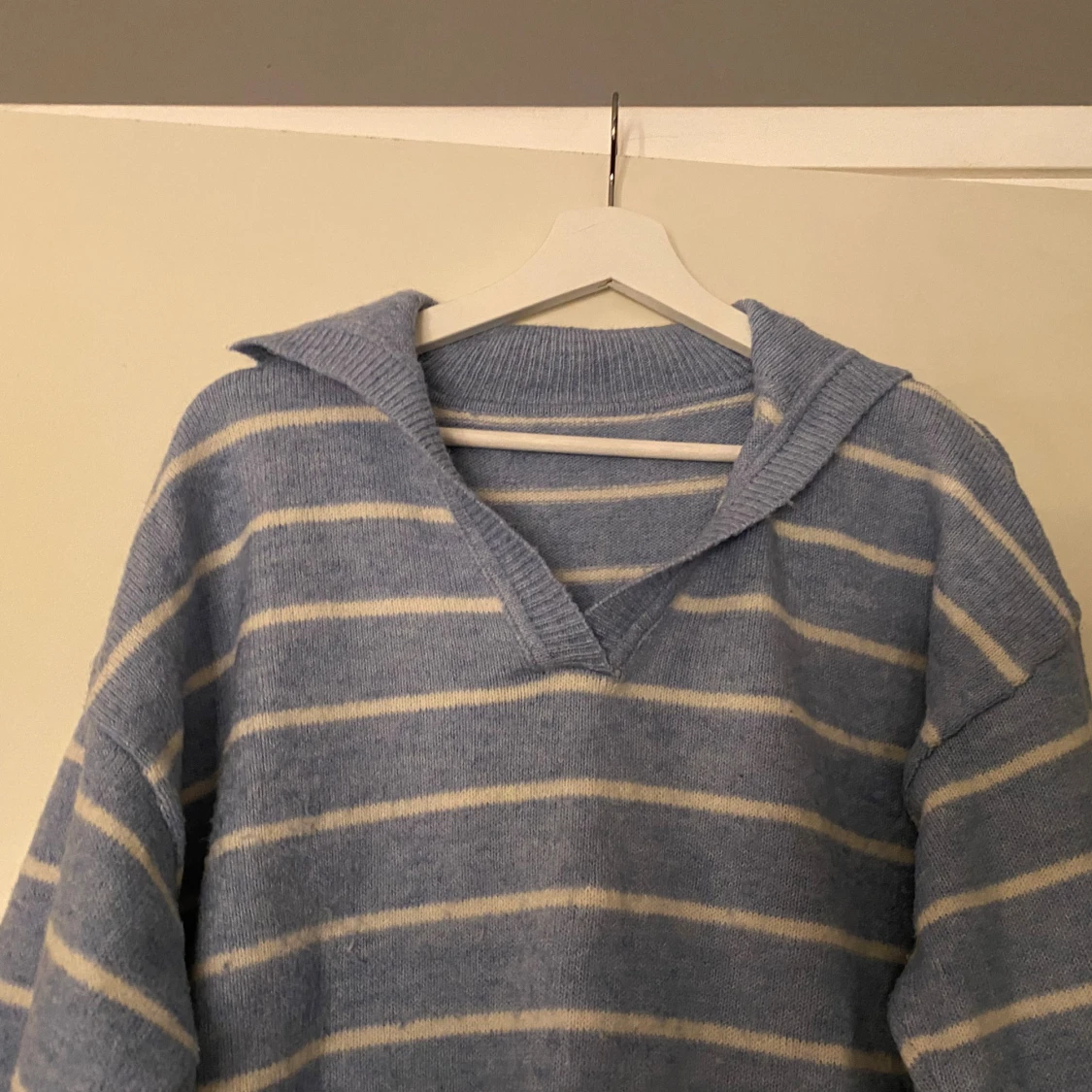 Blåvit randig stickad tröja med krage - 2