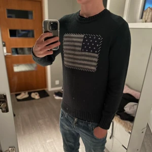North Sails USA tröja  - |Tja! En otroligt snygg North Sails USA tröja i stickat material❗️| Skick: 9/10 väldigt bra skick☑️.| Storlek: M, men sitter som S/XS, på gränsen till för liten för mig som är 189cm lång📏| Nypris: vet ej, väldigt sällsynt och eftertraktad iaf💵| Färg: mörkgrön, som på bilden💚| Fraktar spårbart via postnord eller instabox📦| Hör av er för mer information!| Allt gott👊