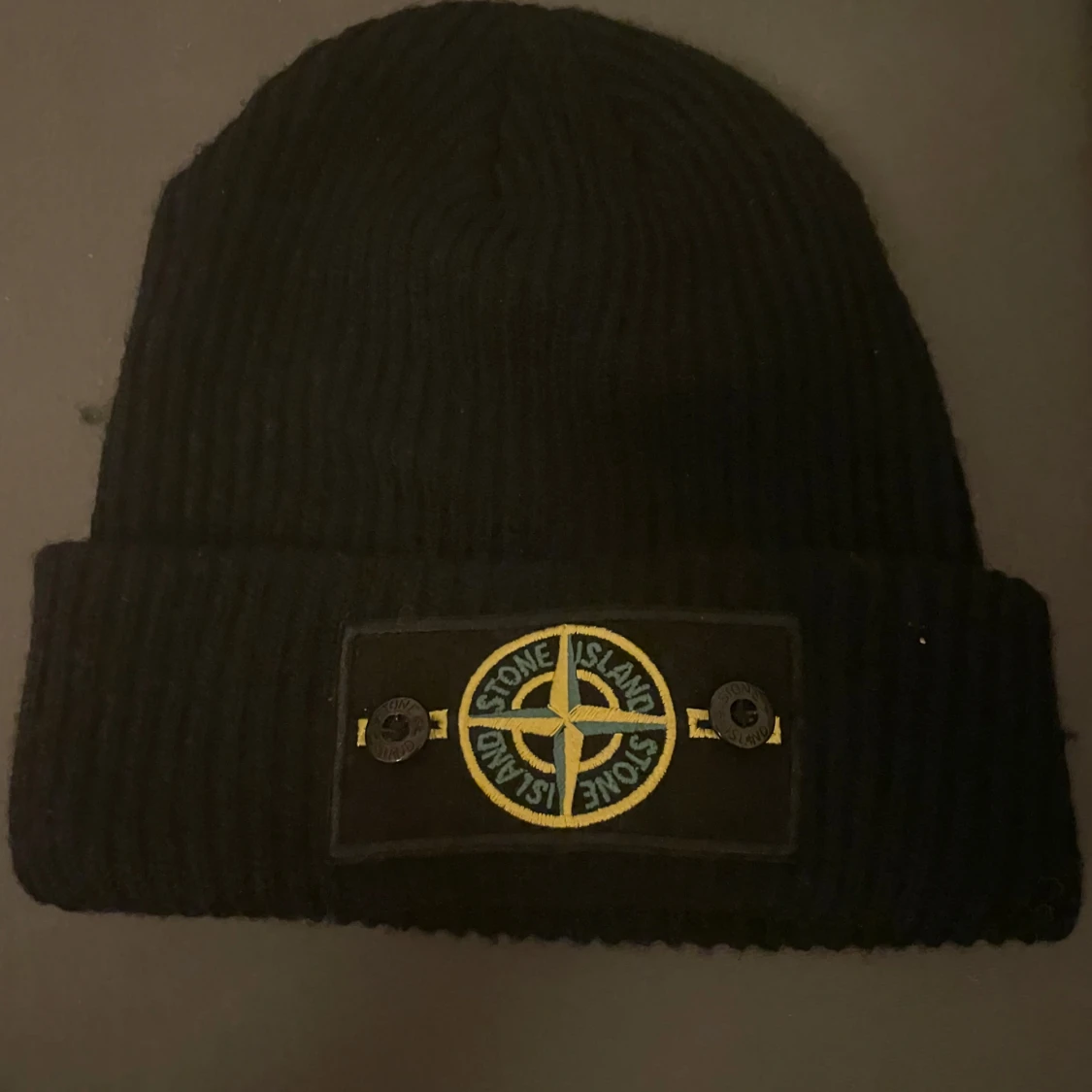 Svart ribbstickad mössa Stone Island