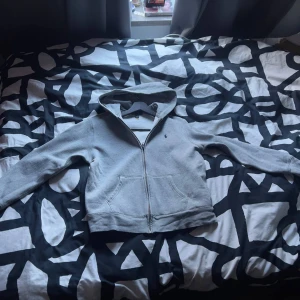Ralph lauren zip - Hejsan! Säljer nu min gamla polo Ralph lauren zip tröja eftersom att den är för liten. Priset kan diskuteras vid snabb affär. Den är köpt på kidsbrandstore. Tröjan finns i Fruängen och är storlek Large i barnstorlek.  Mvh Leon.