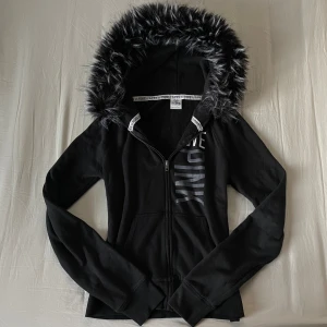 Svart victoria’s secret hoodie med pälsluva - Jättefin svart hoodie med svartvitt päls runt luvan från Victoria’s Secret - Pink // strl S💗 