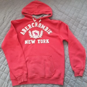 Hoodie från Abercrombie & Fitch - Snygg hoodie från Abercrombie & Fitch perfekt till höst och vinter. Mycket bra skick. Hör av dig vid frågor!