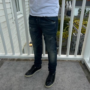 Mörkblåa jeans från Jack and Jones W28/L32 - SUPERFETA! Jeans från Jack and Jones i färgen mörkblåa med ljusa detaljer och skit snygga revor! Storlek W28/L32. Nyskick 10/10! Modellen Glenn Slim. 😀