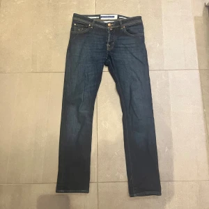 Jacob Cohen Nick jeans mörkblå - Snygga mörkblå jeans från Jacob Cohën i modellen Nick. Storlek 32. De är i bra skick och har inga problem. Skriv om det skulle finnas några funderingar!