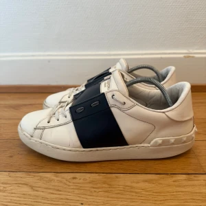 Valentino open sneakers  - Säljer nu dessa fina valentino skor | Fint skick | Storlek 40 | Mörkblå rand | Givetvis äkta ,kommer även med äkthetsbevis | Hör gärna av er vid frågor eller funderingar 