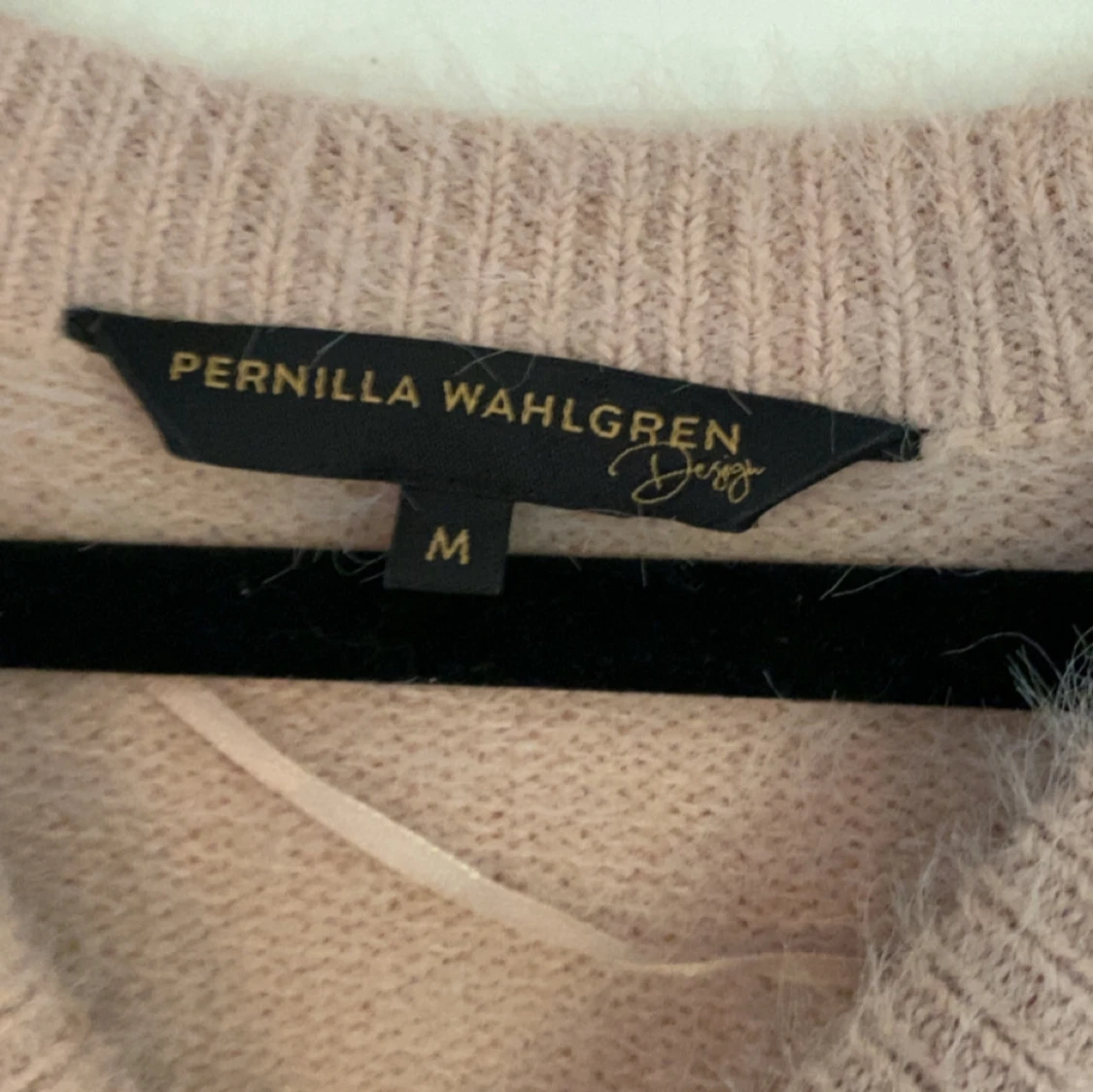 Ljusrosa fluffig tröja Pernilla Wahlgren - 1