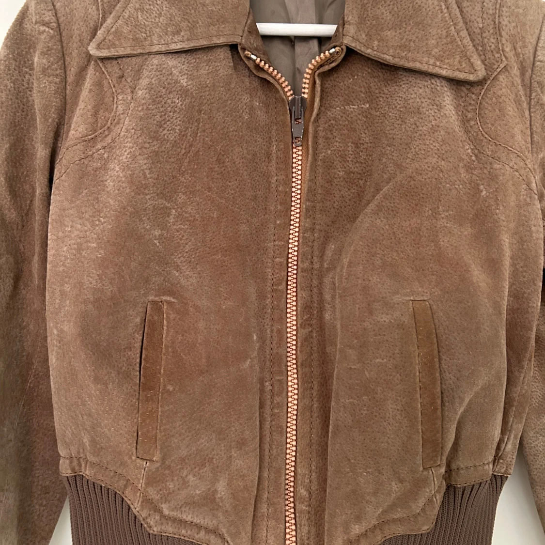 Brun mocka bomberjacka med dragkedja - 1