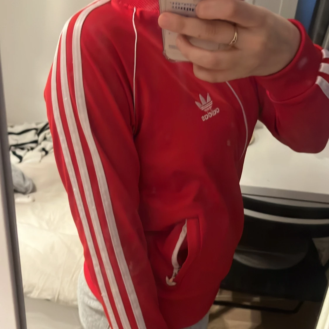 Röd Adidas  med vita ränder - 1
