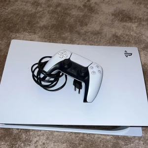 PlayStation 5 - Sony PlayStation 5 i fint skick med original DualSense-kontroll och laddningskabel. Konsolen är ren och utan synliga skador, endast lättare bruksspår. 