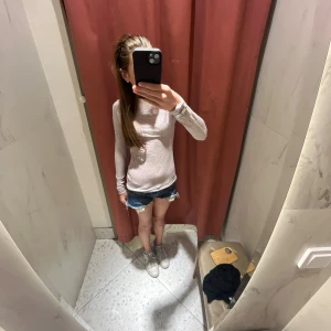 Ljusbeige långärmad topp från intimissmi  - Superskön och tunn långärmad topp i ljusbeige från intimissmi. Modellen är slim fit med rund halsringning och stretchigt material som sitter snyggt mot kroppen. 