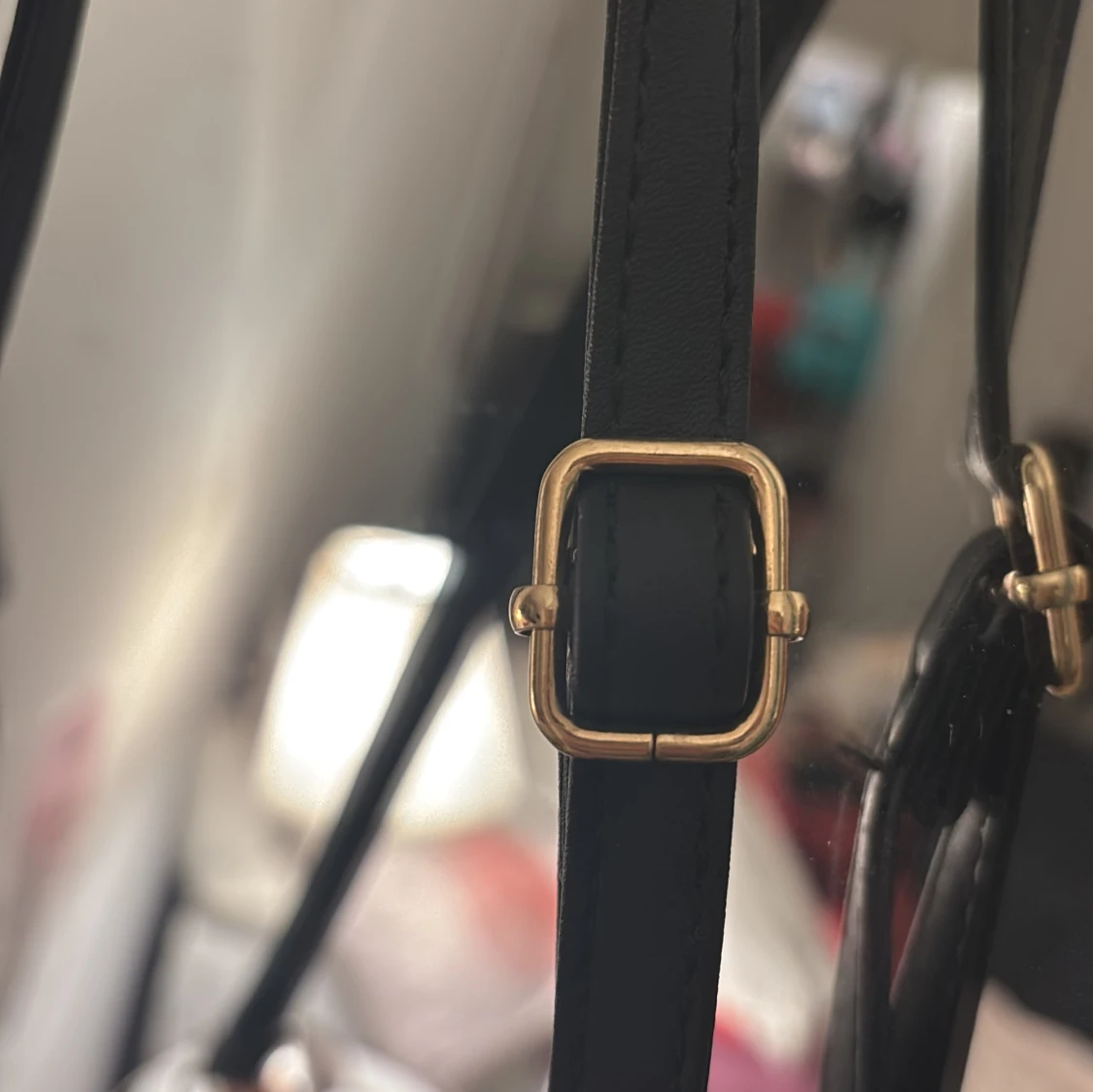 Svart quiltad axelväska med guldspänne - 3