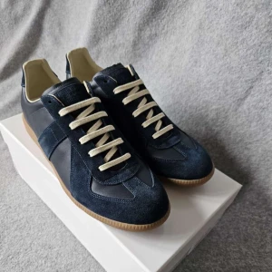 Maison Margiela GATS - Maison Margiela GATS | Mörkblå | Strlk 44           Skicket är näst intill nytt, allt OG medföljer ✅  Tveka inte o skriva vid någon fundering 🙌