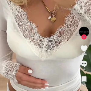 Intimissmi tröja med spets - Vit spetströja med v-ringning från intimissmi