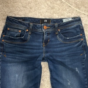 Blå bootcut jeans från LTB - Snygga lågmidjade mörkblå ltb jeans, mindre i storleken skulle uppskatta till en 27/34 köptes dock i 28/36. Jätte fint skick, tryck gärna köp nu💞