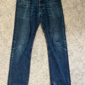 RAW Levis Jeans - Säljer dessa Raw 501or. Börjar få riktigt nice fadings runt fickorna och det börjar även smyga sig på lite honeycombs i knäskålarna! Att jeansen är raw betyder att de är obehandlade och har lite samma effekt som ”Selvadge” Jeans alltså att de skapas coola slitningar medans man använder dem. Strl är lite svår att se men skulle gissa på 32 eller 33/34 då de passar mig bra och jag brukar ha det! Priset kan såklart alltid diskuteras! 