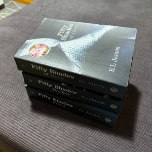 Fifty Shades of Grey - Upptäck den populära trilogin 'Fifty Shades' av EL James! Perfekt för dig som gillar spännande och romantiska berättelser med en modern twist. Böckerna är i fint skick och passar unga vuxna som söker något extra i sin läsning.