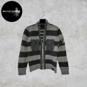 Cardigan zip i ull - Väldigt snygg cardigan zip/ kofta i storlek S (passar även M). Skicket är mycket bra inga defekter. Gjord av 100% ull väldigt bra kvalite och håller värme, passar perfekt till kyligare väder som höst och vinter..                                                        ~                                                                             Vårat pris 695kr |. Hör av dig om du vill ha mått eller har andra frågor. Alla följare får rabatt! Så följ!