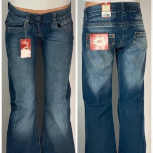 Lågmidjade bootcut jeans - Supersnygga lågmidjade jeans från dallas jeans. Med en snygg tvätt, snygga fickor och coola detaljer. Nya med prislapp! Modellen på bilden är 170cm  Storlek: w29 L32 (känns dock som xs)  Midjemått: ca 36cm (mätt platt)  Innerbenslängd: ca 80cm (mätt platt)  Grenhöjd: ca 19cm (mätt platt)  Benöppning: ca 26cm (mätt platt)  Mått kan skilja sig +-1cm  Kolla gärna måtte innan du köper då jag inte tar emot returer