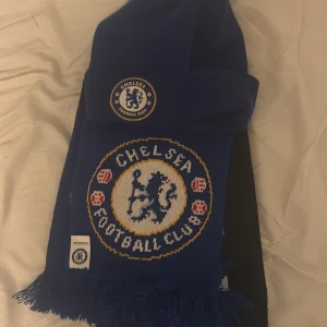 Chelsea mössa och halsduk - Säljer detta som ett sett med mössa och halsduk