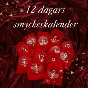 Glittra varje dag – 12 dagars smyckeskalender! - Låt julens magi börja! 🎁 12 dagar – 12 gnistrande överraskningar! Varje dag väntar ett nytt smycke på dig. Innan du beställer, välj silverkitet eller guldkitet. ✨ Njut av lyx med ett värde över 2700 kr. Den perfekta gåvan till dig själv – eller till någon du tycker om. 💖 
