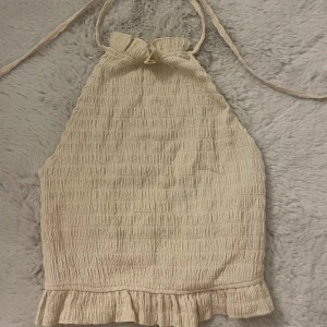 Beige linnetopp med volangkant - Supersöt beige topp från H&M, som helt ny och bara använt en gång, prislappen är kvar! 