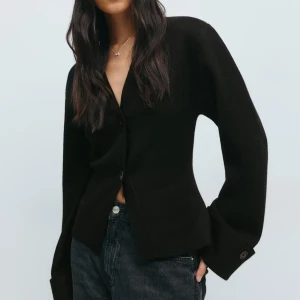 Knitted cardigan - Svart kofta från Gina Tricot